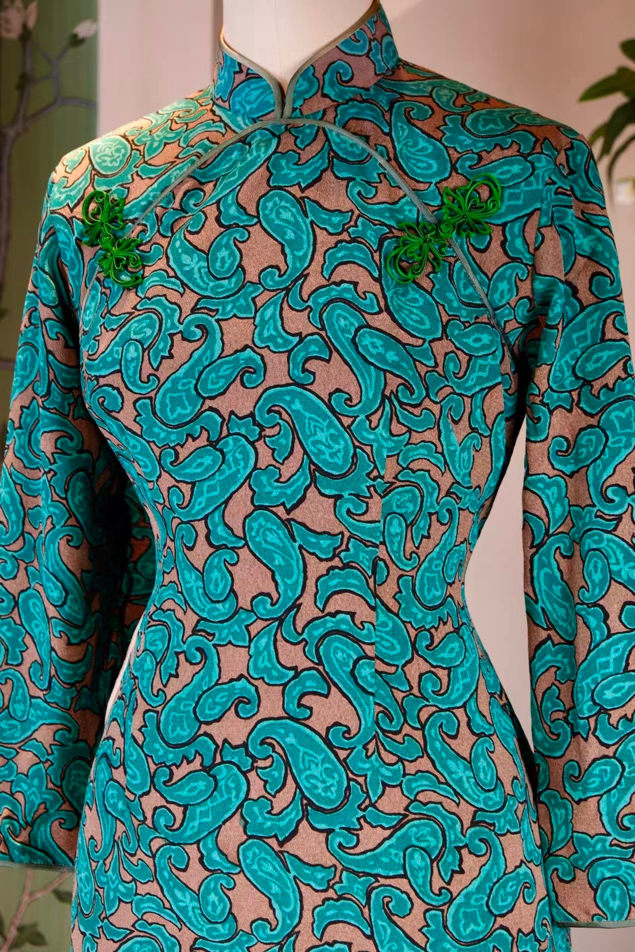 60年代 - 台湾制双圆襟嵌丝硬花扣佩斯利纹古董旗袍 | 1960s - A Vintage Taiwanese Cheongsam with Double-Round Placket, Wire-Inlaid Hard Buttons, and Paisley Motif