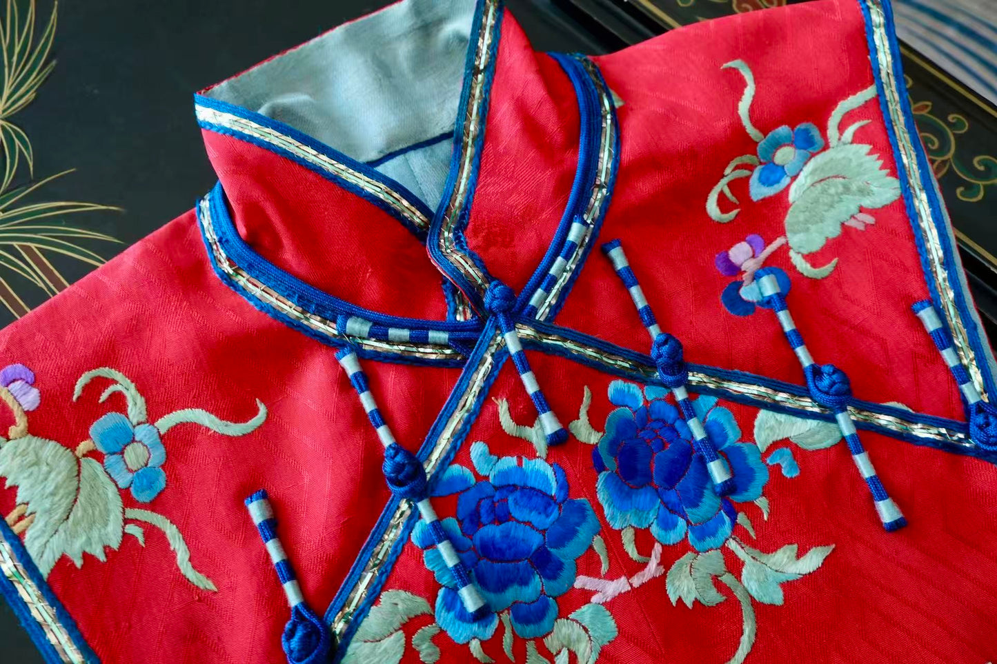 清末民初 - 红缎绣蝶恋花马甲：清末民初的闺阁遗珍 | The Late Qing and Early Republic - Red Satin Embroidered "Butterfly and Flower" Vest: A Boudoir Legacy from the Late Qing and Early Republic