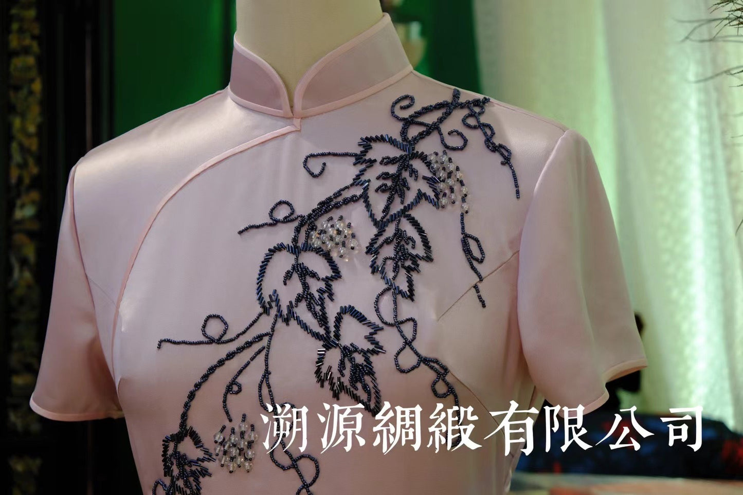 客定结缘 - 粉黛呈祥：古董袍同款手工钉珠「葡萄多福」港工旗袍 | Customized Design - Pink Grace & Auspice: Antique Qipao Replica with Hand-Beaded "Grape Cluster for Abundant Fortune" Hong Kong Craftsmanship Qipao