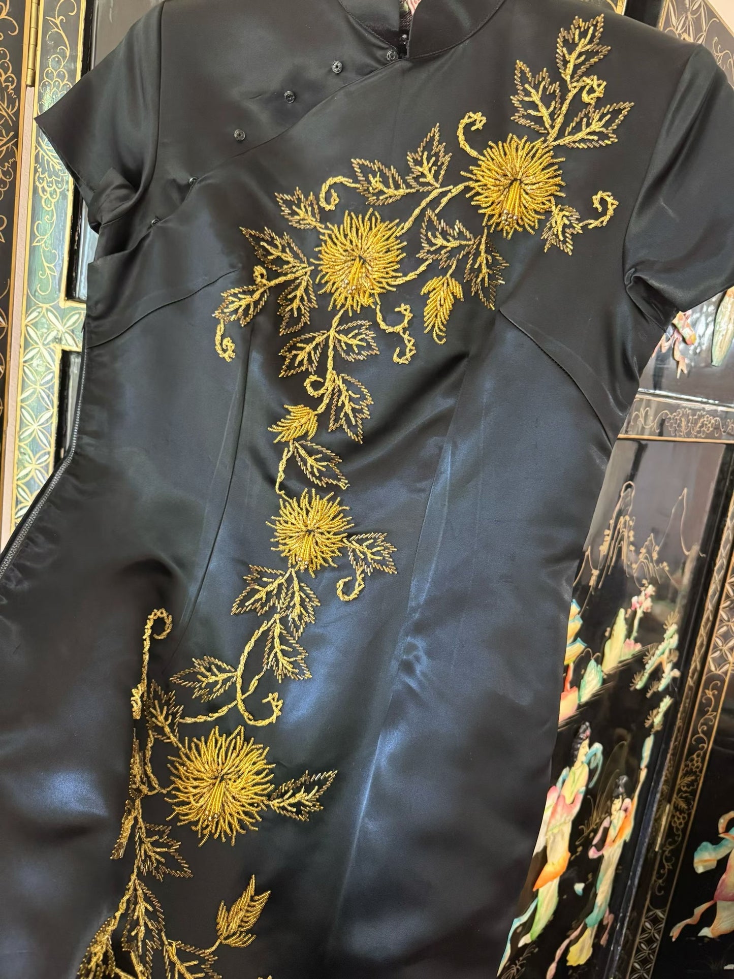50年代 - 「墨緞金繡・富貴菊韻」典雅短袖修身旗袍 / 1950s - "Black Silk Splendor・Golden Embroidery Chrysanthemum Charm" Elegant Short-Sleeve Slim-Fit Cheongsam (Qipao)