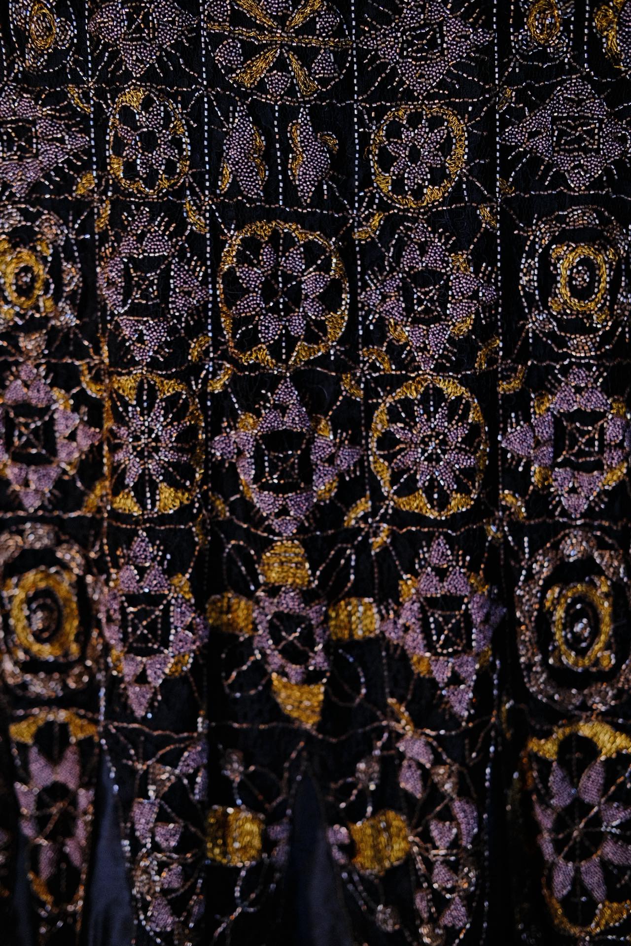 暗夜鎏金：民国廿年黑缎Art Deco钉珠大衣与星河礼服 | Gold Flowing Through the Dark Night: A Republic of China Year 20 (1930s) Black Satin Art Deco Beaded Coat and Galactic Gala Gown