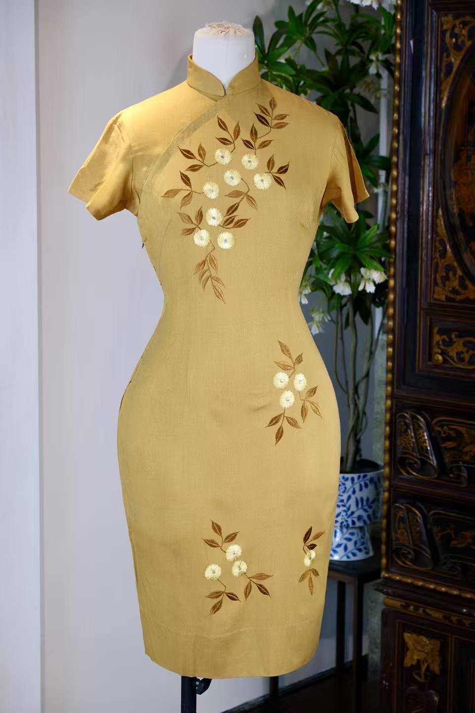 50年代 - 五十年代台湾制月黄刺绣旗袍：针线间的风雅颂 | 1950s - 1950s Taiwanese Embroidered Citrine Qipao: An Ode to Elegance in Every Stitch