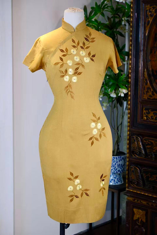 50年代 - 五十年代台湾制月黄刺绣旗袍：针线间的风雅颂 | 1950s - 1950s Taiwanese Embroidered Citrine Qipao: An Ode to Elegance in Every Stitch