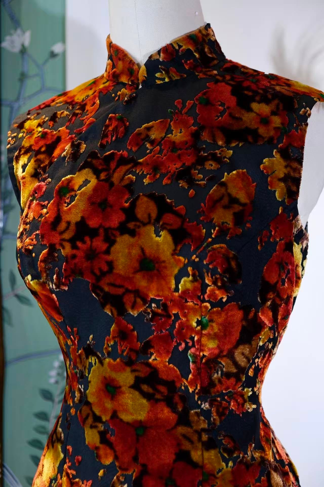 60年代 - 六十年代烧花丝绒手绘晕染古董旗袍 | 1960s - A Burn-Out Velvet Dream: A 1960s Hand-Painted Ombre Antique Qipao