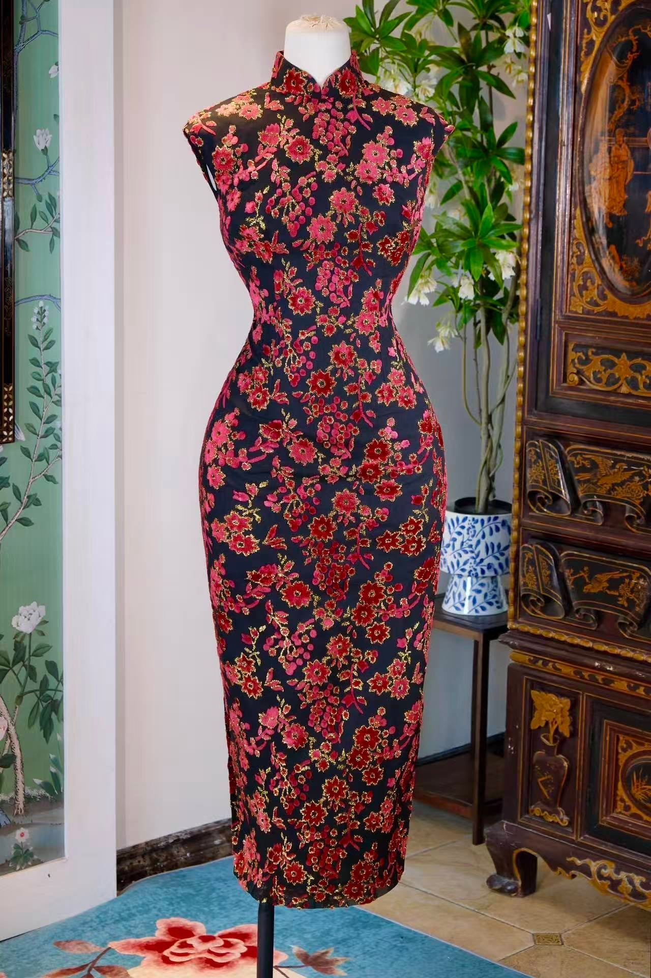 60年代 - 六十年代意大利进口烧花丝绒织金旗袍：东方形制与西方织艺的绝代风华 | 1960s - 1960s Taiwanese Qipao in Imported Italian Burn-out Velvet with Gold Brocade: The Peerless Splendor of Oriental Form and Western Weaving
