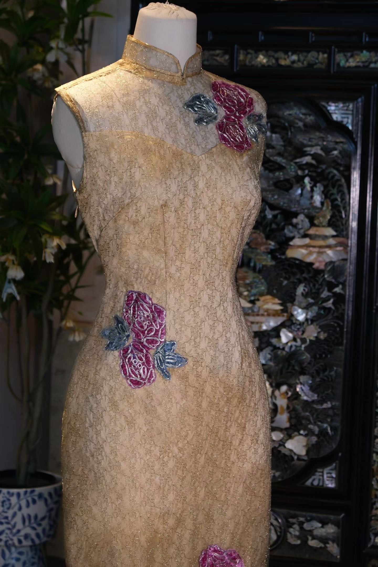 客定结缘 - 金色蕾絲多色花卉貼花刺繡修身無袖長款旗袍 / Customized Design - Fitted Sleeveless Gold Lace Qipao with Multi Colored Floral Appliqué Embroidery Maxi Length