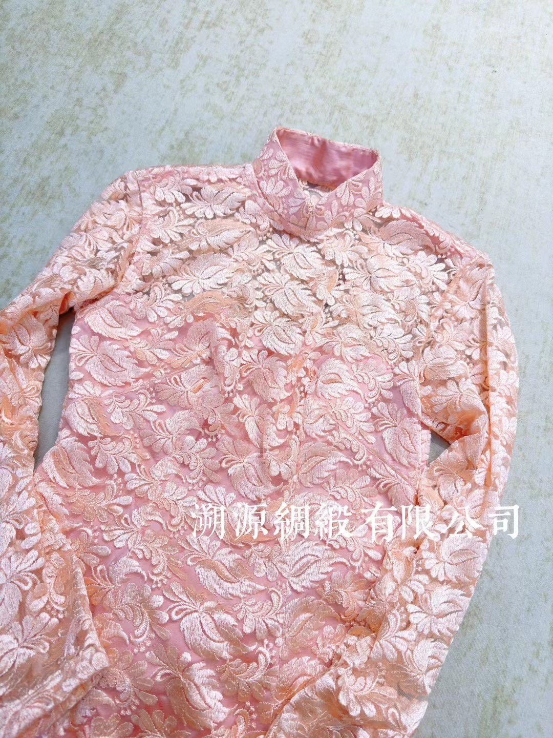 60年代 - 浪漫樱花粉 满幅蕾丝提花 挖胸长袖曳地剪裁 古董旗袍：【粉黛春华】| 1960s - Romantic Cherry Blossom Pink, Full Lace Jacquard, Scoop-Neck (or Keyhole Bust) , Long Sleeves, Floor-Length Cut Antique Qipao: [Pink Spring Glory]