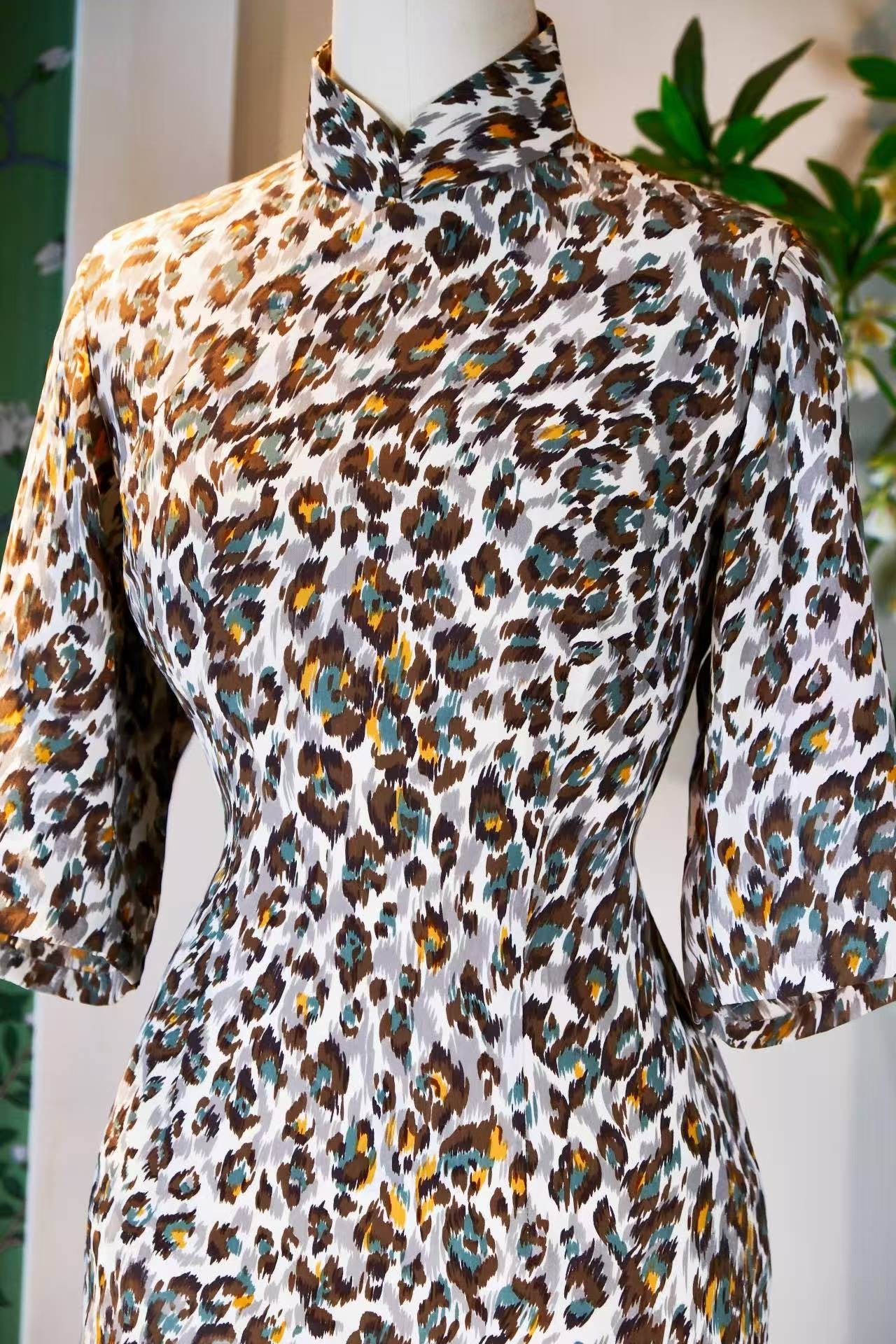 60年代 - 香港产豹纹旗袍：印在丝绸上的东方野性史诗 | 1960s - An Oriental Epic of Wildness Printed on Silk: A Vintage Hong Kong Leopard Print Cheongsam