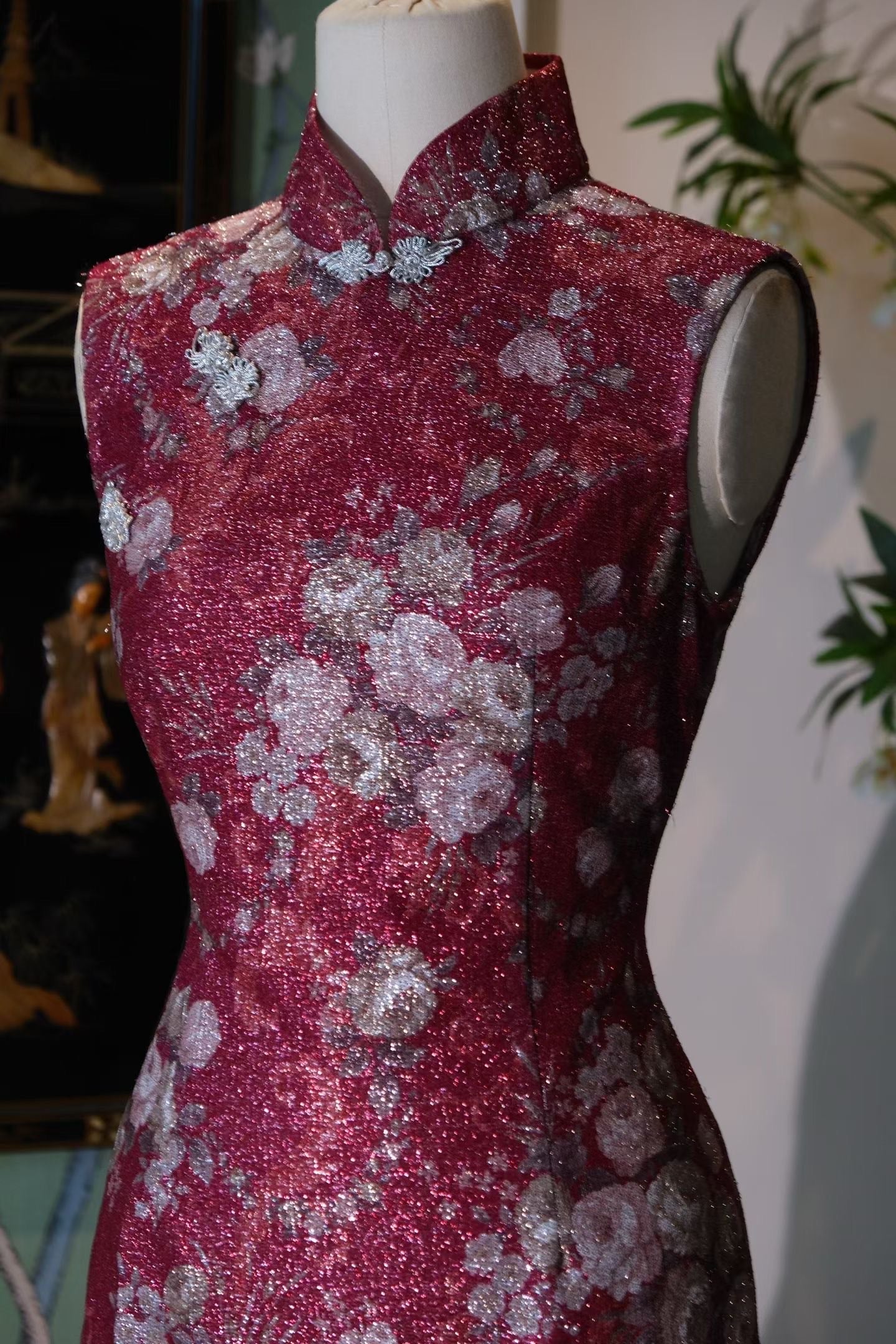 60年代 - 「绯红星河」：六十年代织银繁花无袖古董旗袍（V&A博物馆同款）/ 1960s -  "Crimson Stardust": A 1960s Vintage Hong Kong Sleeveless Qipao with Lurex-Woven Blooms (V&A Museum Style)