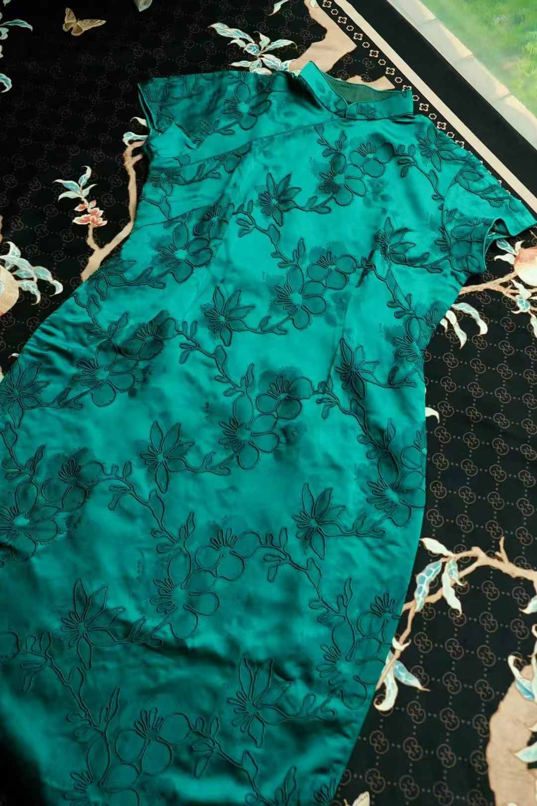 50年代 - ‘碧海潮生’·孔雀绿暗纹刺绣/雕花真丝古董旗袍 / 1950s - ‘Emerald Tide’· Peacock Green/Teal Embossed Silk Antique Qipao/Cheongsam