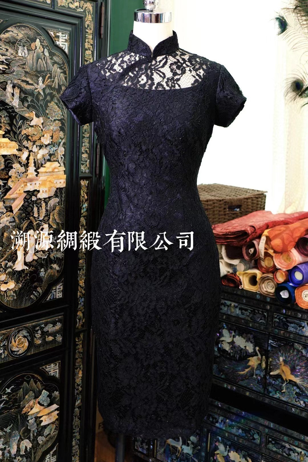 客定结缘 - Maxmara手作法蕾系列·客定挖胸设计·高雅黑色蕾丝·港式修身旗袍 | Customized Design - Handcrafted French Lace Series, Customer-Ordered Cut-out Chest Design, Elegant Black Lace, Hong Kong Style Fitted Qipao