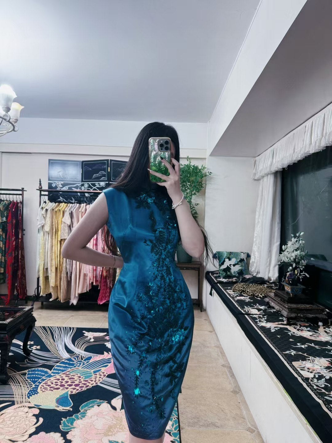 60年代 -【绝代风华·孔雀翎光】无袖手工钉珠古董艺术孤品旗袍 | 1960s - 【Peerless Glamour · Peacock Plume Radiance】Sleeveless Hand-Beaded Antique Art Qipao Masterpiece