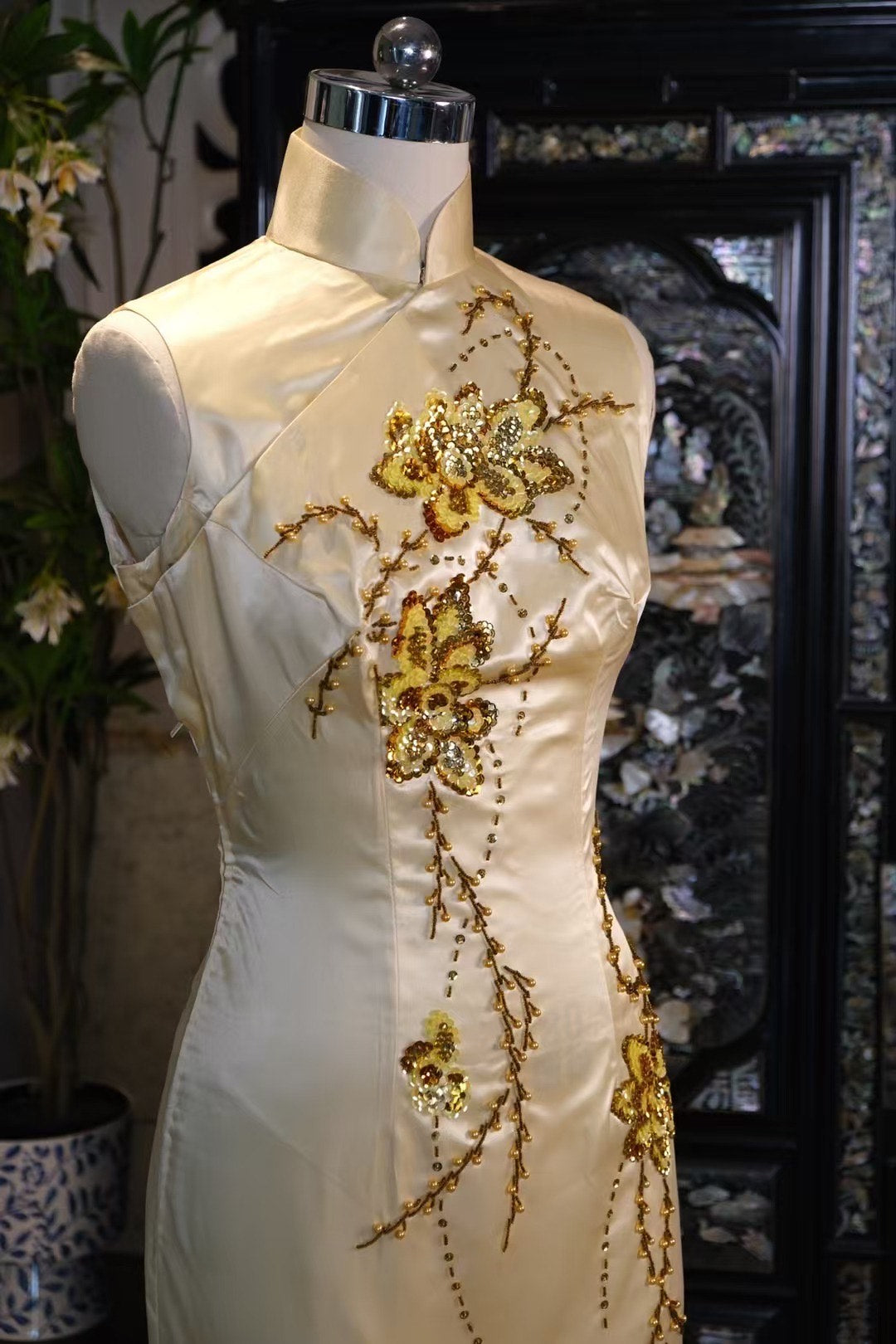 60年代 -「月黄昏」金珠刺绣真丝旗袍 | 1960s - "Moonlight Dusk" Gold Bead Embroidered Silk Qipao