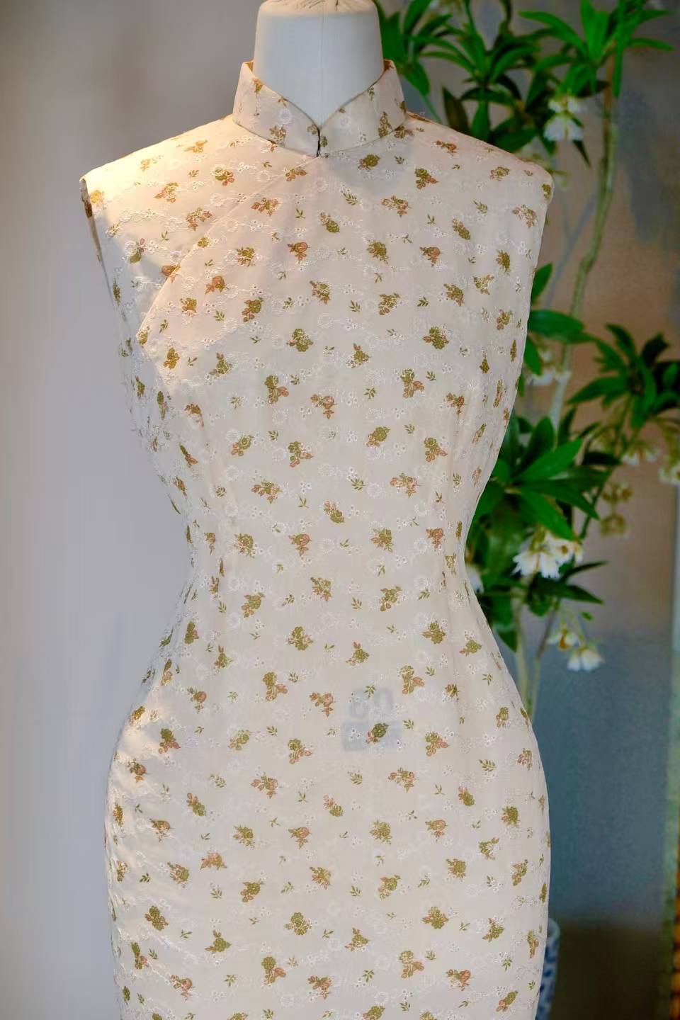 60年代 - 香港产纯棉机器刺绣印花旗袍：凝驻东方美学的时光标本 | 1960s - A Time Specimen of Oriental Aesthetics: A Vintage Hong Kong Pure Cotton Machine-Embroidered Cheongsam