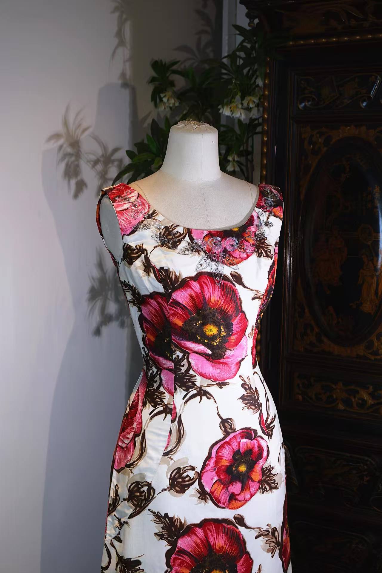 Vintage钉珠礼服 - 白缎朱华：六十年代香港手绘油画法绣钉珠礼服裙 | Vintage Beaded Dress - Crimson Blooms on White Satin: A 1960s Hong Kong Hand-Painted and Beaded Evening Gown