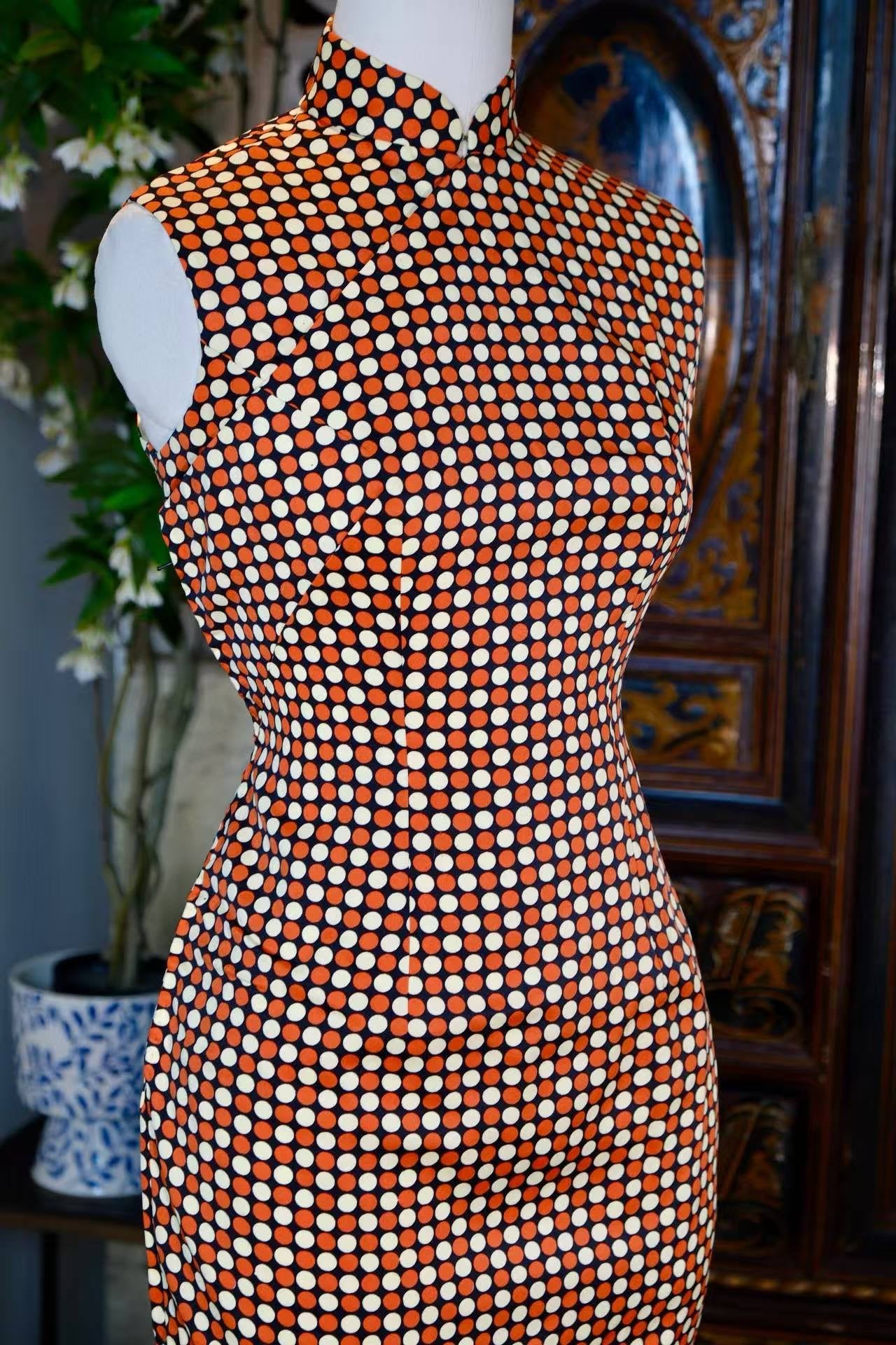 60年代 - 墨底三色波点旗袍：六十年代波普狂想曲 | 1960s - Ink-Black Polka Dot Qipao: A 1960s Pop Art Rhapsody
