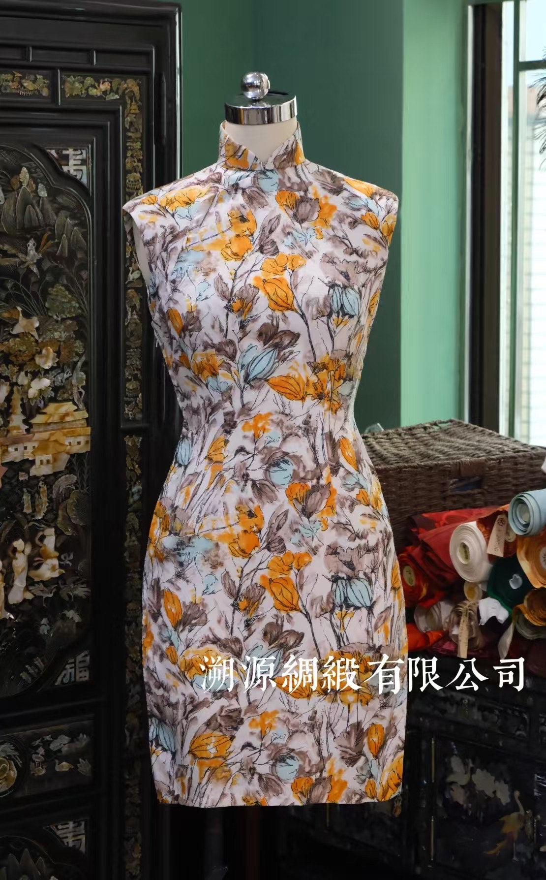 60年代 -【秋橘浮光 • 白底手绘感橘黄花卉印花无袖修身短款古董旗袍】| 1960s - “Tangerine Bloom” - Sleeveless Antique Qipao in White with Hand-Painted Style Yellow-Orange Floral Print.