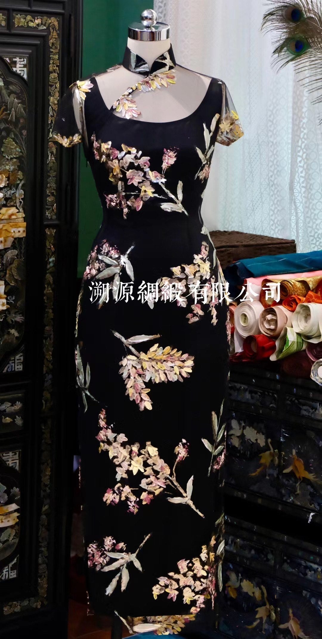 客定结缘 -【溯源】Ruffo Coli风格高定：“繁花如梦”——意式浪漫立体刺绣旗袍 | Customized Design - 【Sù Yuán】Ruffo Coli Style Couture: “Dreaming Blooms” — Italian Romantic 3D Embroidered Qipao