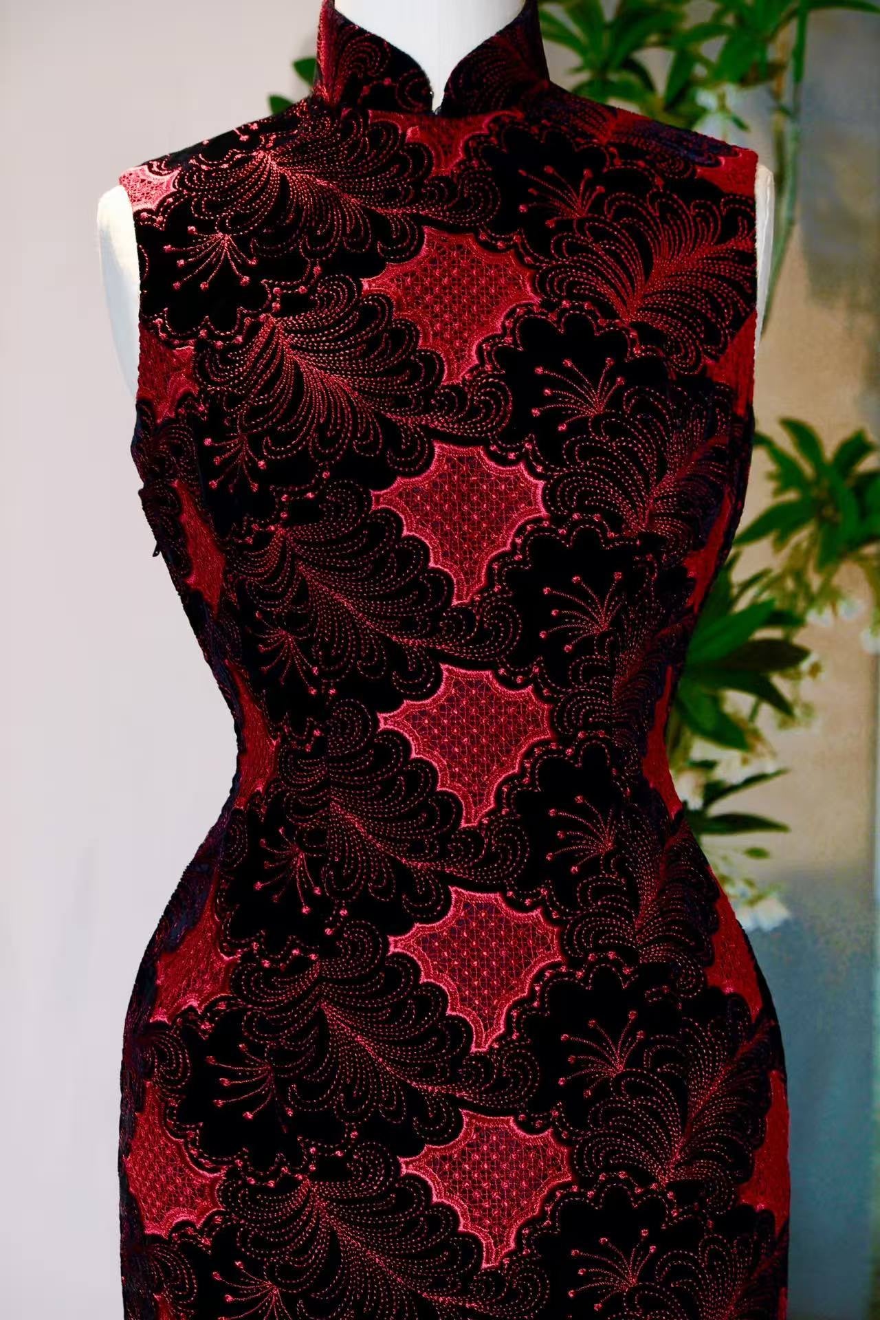 60年代 - 香港黑缎绒地海浪纹古董旗袍：ArtDeco东方转译的织绣孤本 | 1960s - A Vintage 1960s Hong Kong Cheongsam in Black Velvet with Scarlet Sea-Wave Embroidery