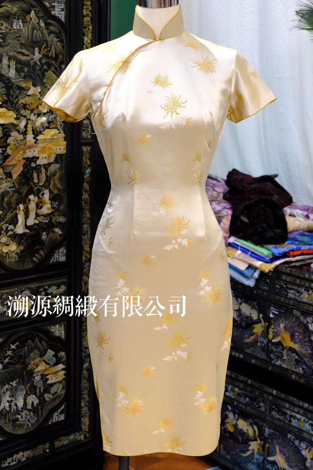 50年代 - 港工极简主义 鹅黄金菊织锦缎 精细线香绲饰 短袖三角腰 古董旗袍：【秋水芙蓉】| 1950s - Hong Kong Tailored Minimalist Goose Yellow Gold Chrysanthemum Brocade Fine Incense Piping Short-Sleeve Triangle Waist Antique Qipao: "Autumn Water Lotus"