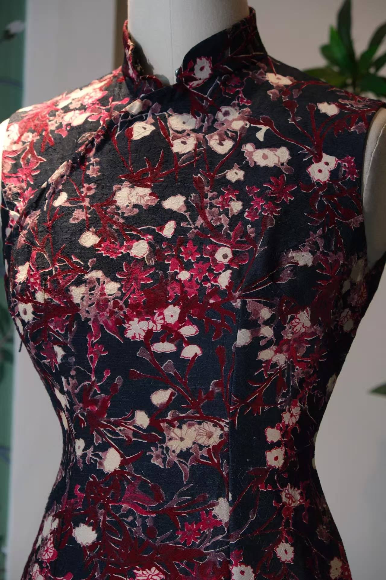 60年代 - 香港产羊毛混纺浮雕提花梅花古董旗袍 | 1960s - An Antique Hong Kong 1960s Wool-Blend Cheongsam Featuring Raised Plum Blossom Jacquard