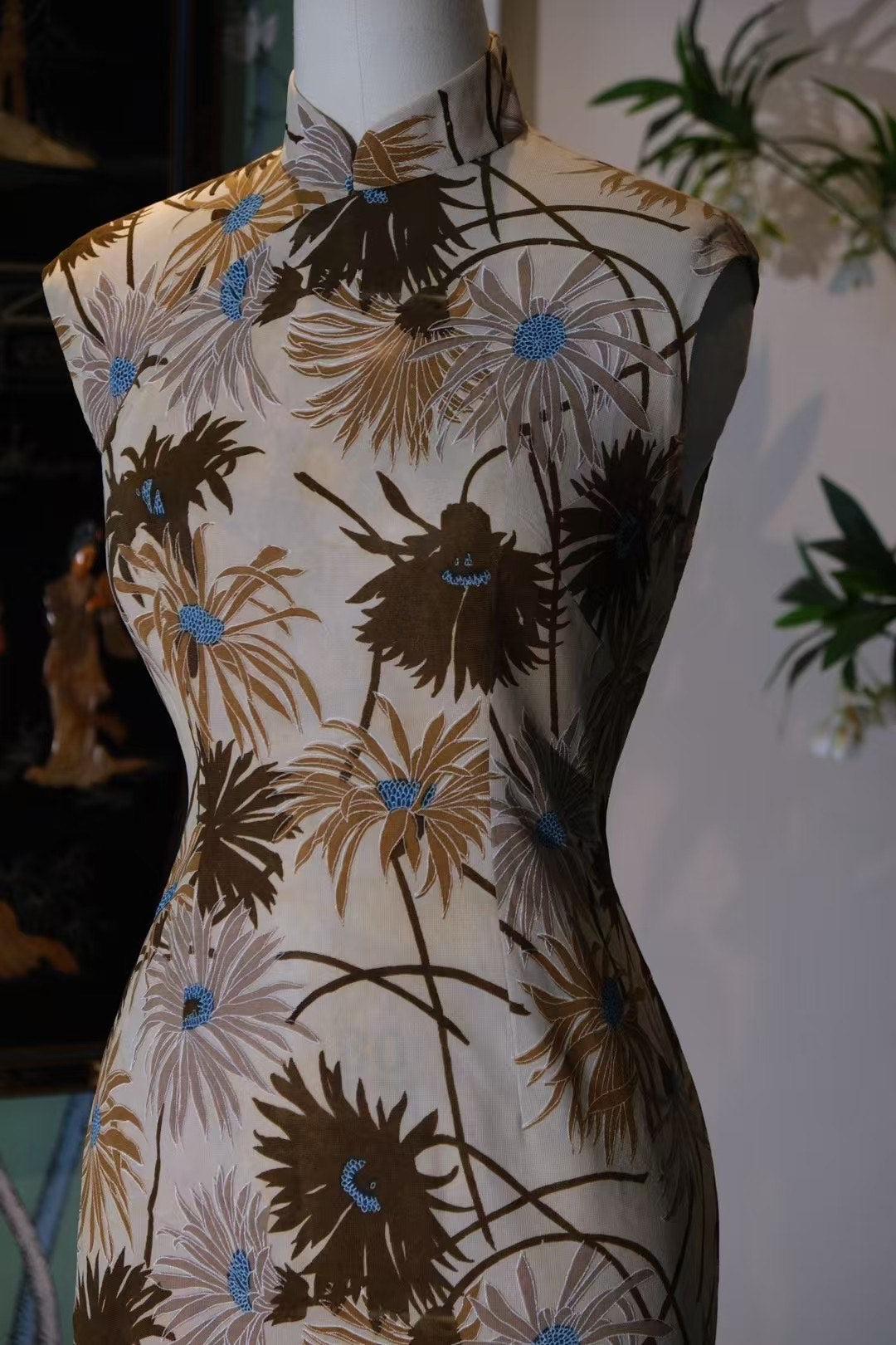 60年代 -【Vintage 1960s 花样年华·美拉德摩卡菊影】秋日绒毯上的靛蓝留白：港式复古风情无袖旗袍 | 1960s - 【Vintage 1960s In the Mood for Love · Maillard Mocha Chrysanthemum Shadow】Indigo Highlights on an Autumn Rug: Sleeveless Qipao of Hong Kong Retro Charm