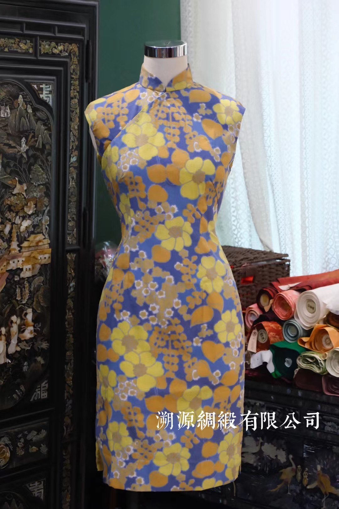 60年代 - 摩登风格：宝蓝色亮黄花卉无袖修身旗袍 | 1960s - Modern Style: Cobalt Blue & Bright Yellow Floral Sleeveless Slim Qipao
