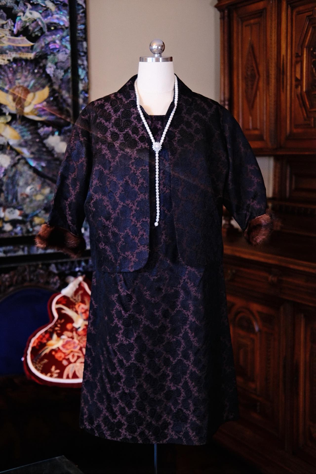 六十年代意式玫瑰提花套装：Woo女士的跨洋优雅史诗 | 1960s Italian Rose Jacquard Dress Set: Ms. Woo’s Transoceanic Epic of Elegance