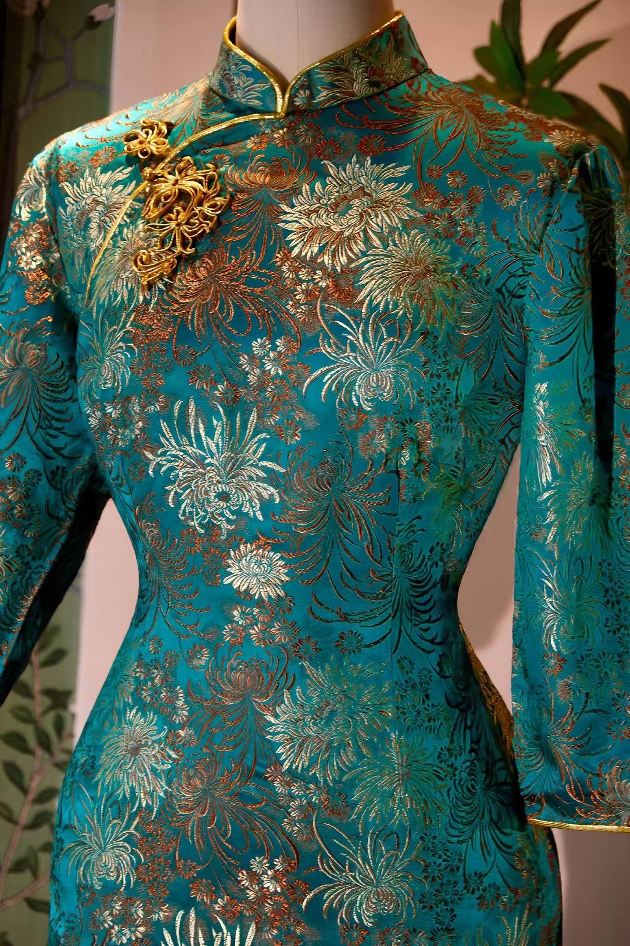 60年代 - 香港提花织锦缎嵌丝硬花扣古董旗袍 | 1960s - A Vintage 1960s Hong Kong Cheongsam in Brocade Jacquard with Fitted Hard Buttons