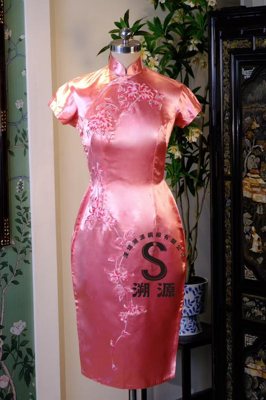 50年代 -【桃华灼灼】精致手绘/刺绣花枝亮面缎面短袖修身旗袍 | 1950s - 【Peach Blossom Radiance】Exquisite Hand-Painted/Embroidered Floral Branch Shiny Satin Short-Sleeve Slim-Fit Qipao