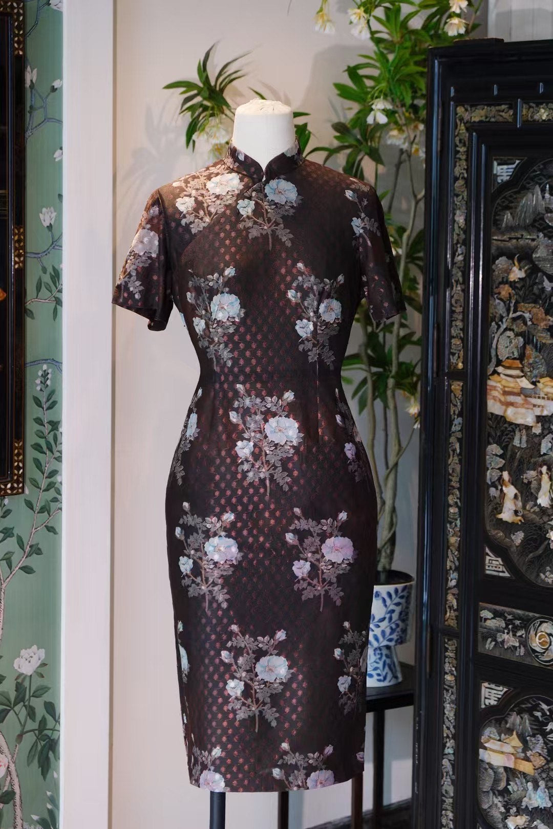 60年代 -《新加坡国立博物馆典藏·黛色织金提花旗袍》|  1960s - “National Museum of Singapore Heritage · Dark Brocade Jacquard Qipao”