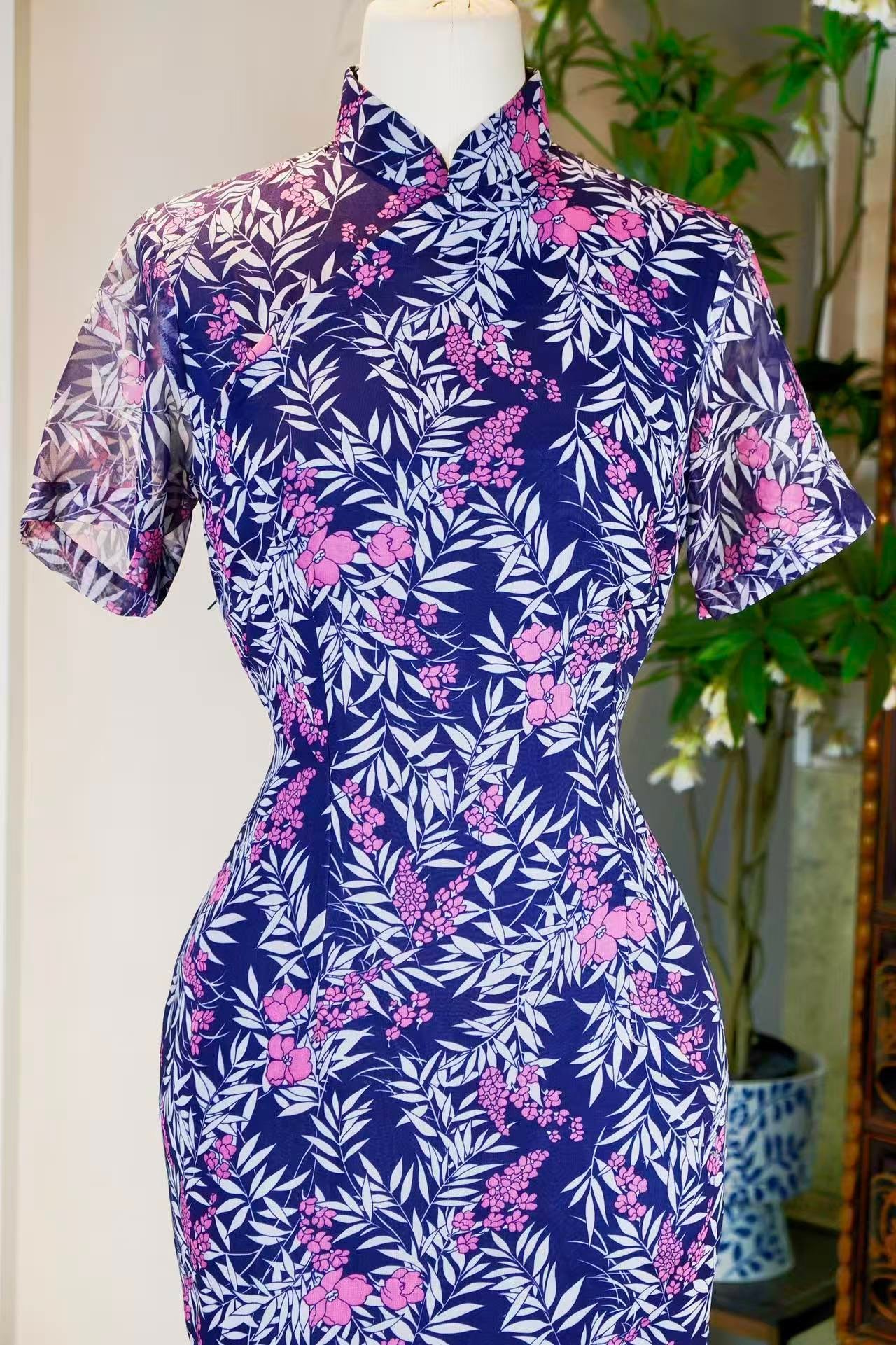 60年代 - 花貌柳态·六十年代台湾制靛蓝底粉色海棠散点构图薄纱印花旗袍 | 1960s - Floral Face & Willow Pose: A 1960s Taiwan Indigo Tulle Cheongsam with Pink Crabapple Scattered-Point Composition