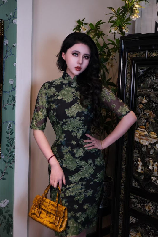 60年代 - 墨韵芳华：复古水墨绿花卉短款旗袍配半透袖 | 1960s - Ink Rhyme Splendor: Vintage Watercolor Green Floral Short Cheongsam with Semi-Sheer Sleeves