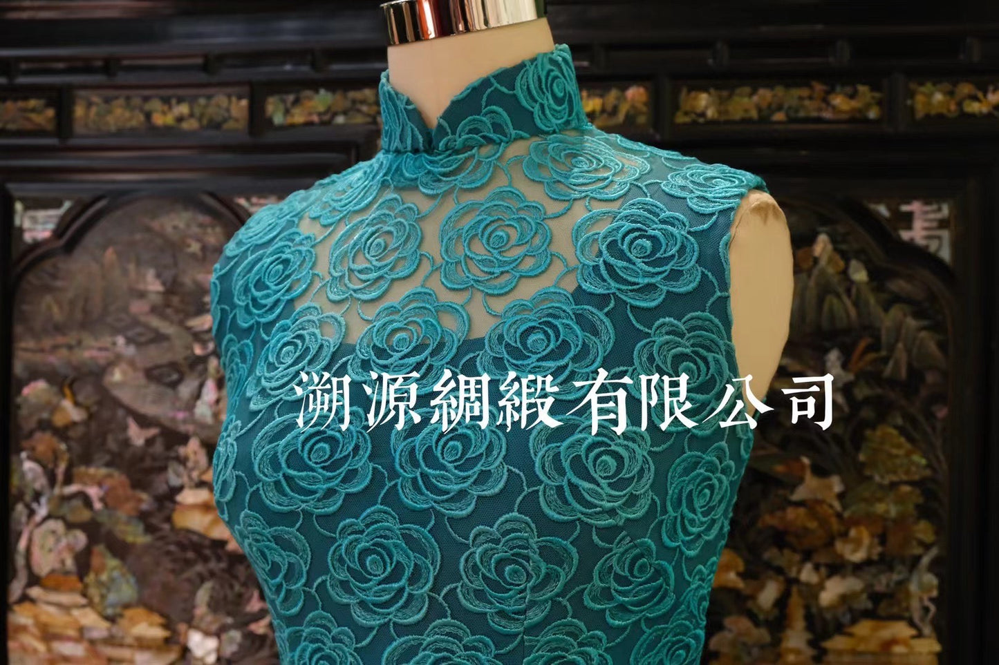 60年代 - 摩登珍藏：湖蓝色玫瑰蕾丝无袖修身旗袍（通体刺绣花卉）| 1960s - Vintage Collection: Teal Blue Rose Embroidered Lace Sleeveless Sheath Qipao