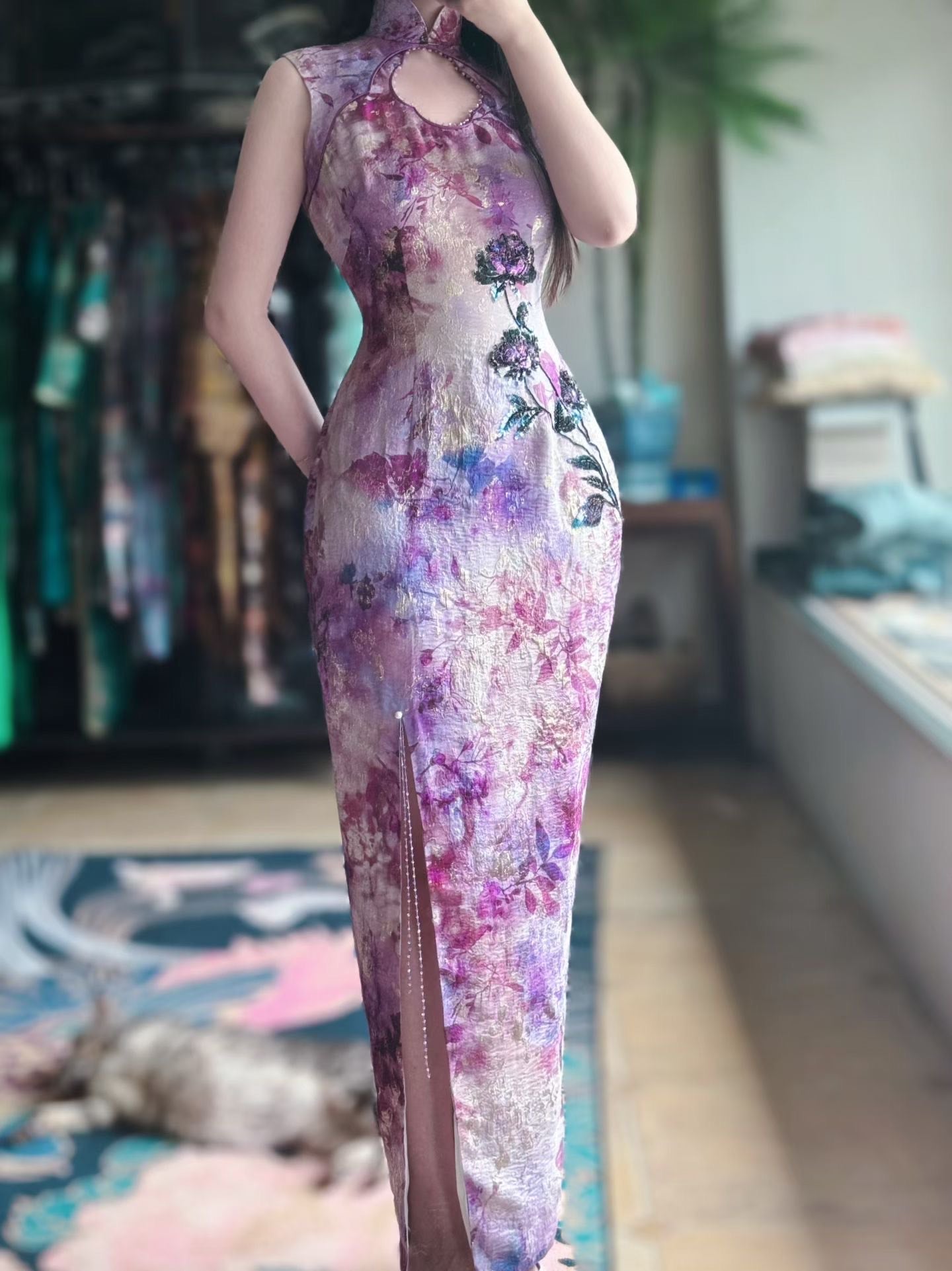 客订结缘 - 紫醉金迷：水墨渲染紫藤花色提花改良旗袍，无袖水滴领口刺绣亮片装饰 / Customized Design - Purple Haze Opulence: Watercolor Wisteria Jacquard Modern Qipao, Sleeveless with Teardrop Cutout and Sequin Embroidery Embellishment