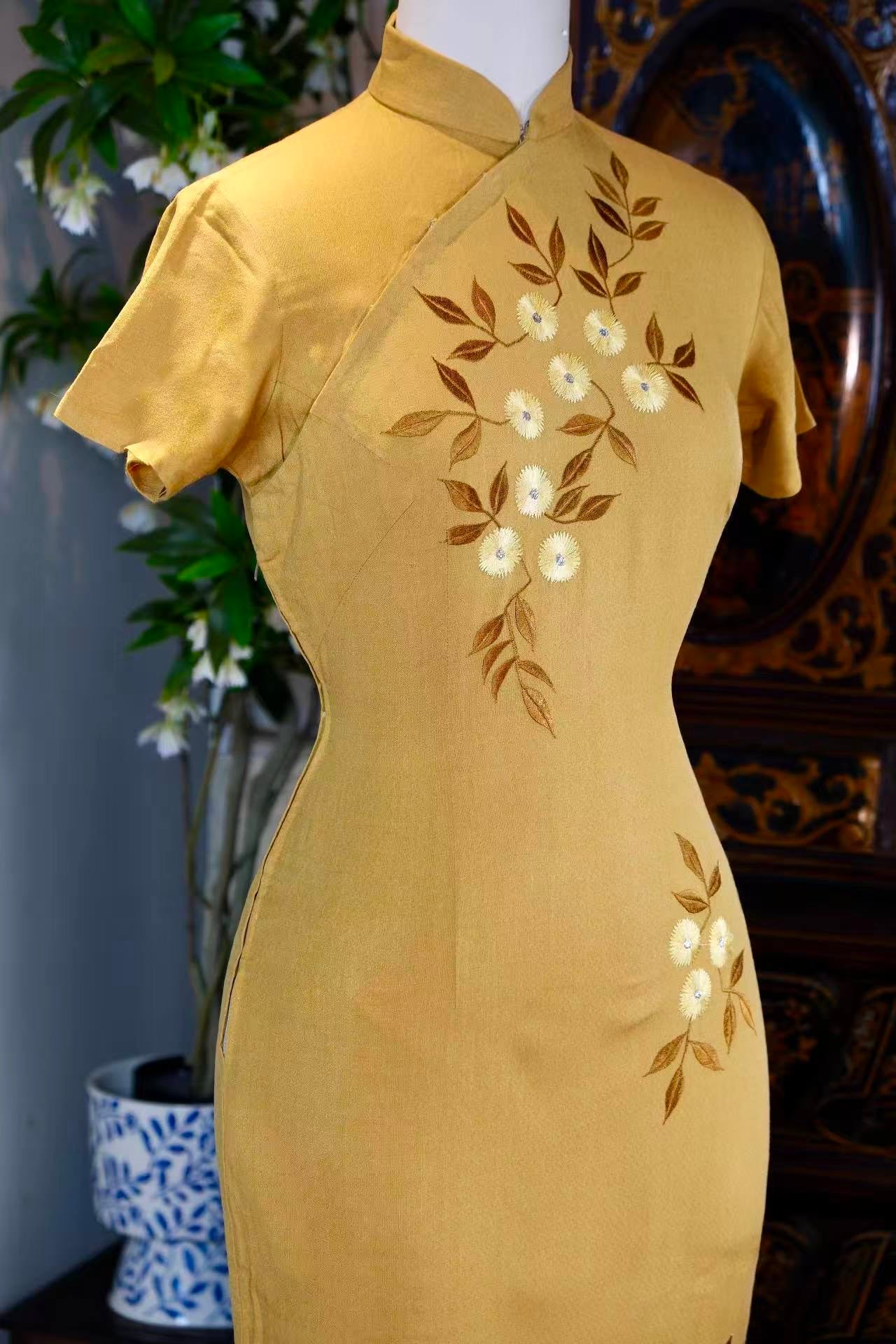 50年代 - 五十年代台湾制月黄刺绣旗袍：针线间的风雅颂 | 1950s - 1950s Taiwanese Embroidered Citrine Qipao: An Ode to Elegance in Every Stitch