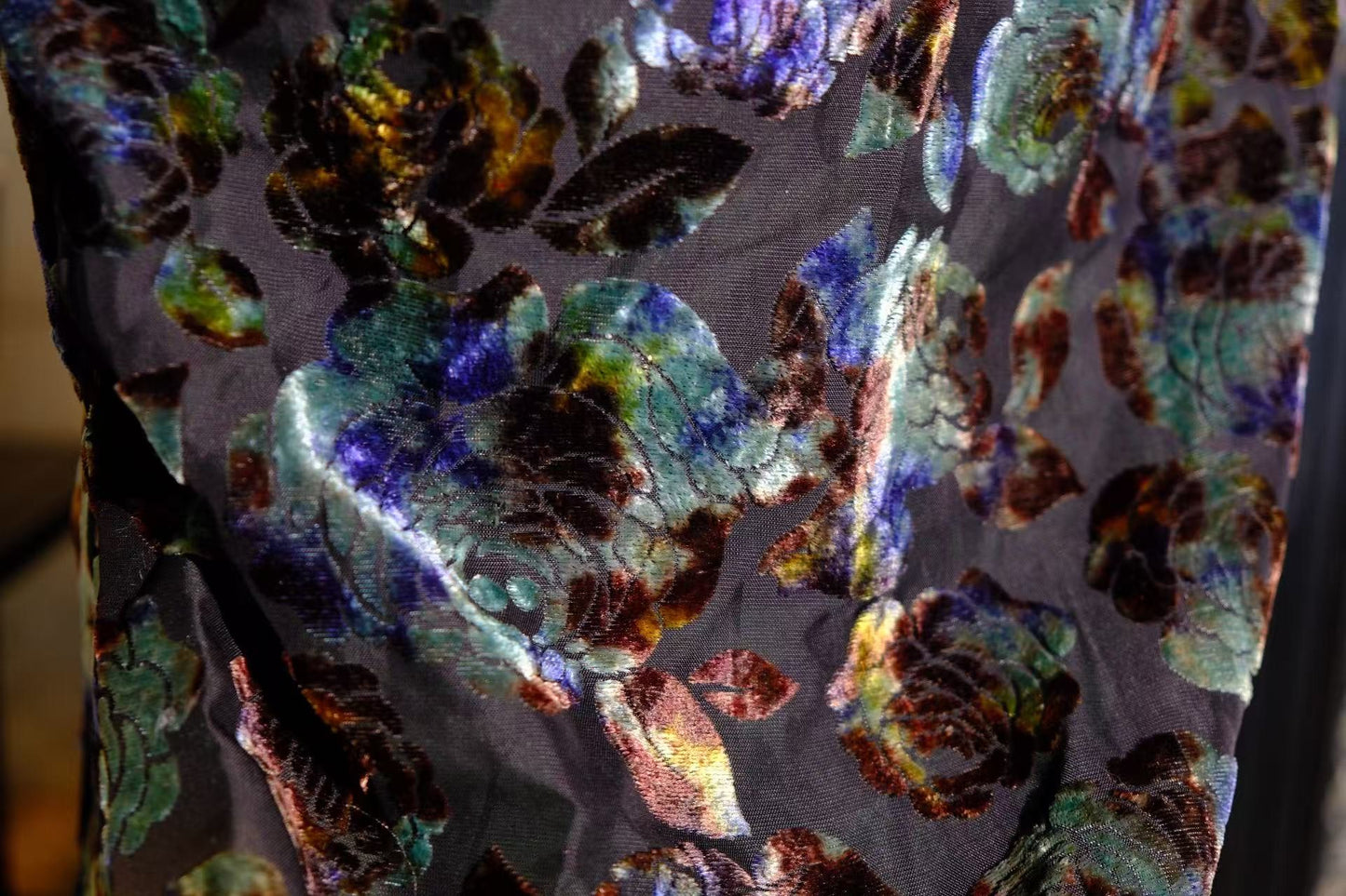 60年代 -【绿宝流光】翡翠梦境：无袖烧花丝绒旗袍——蓝绿渐变宝石花纹 | 1960s - "Jade Glow" Emerald Dream: Sleeveless Devoré Velvet Cheongsam – Blue-Green Ombré Jewel Floral Motif