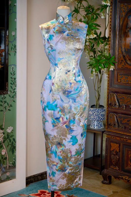 客定结缘 -《锦绣流年·幻境霓裳》：当代艺术主义下的私享定制——Ruffo Coli 金缕幻彩真丝旗袍 | Customized Design - "Splendid Years · Ethereal Raiment": A Masterpiece of Contemporary Artistic Bespoke — Ruffo Coli Gold-Woven Multichrome Silk Qipao