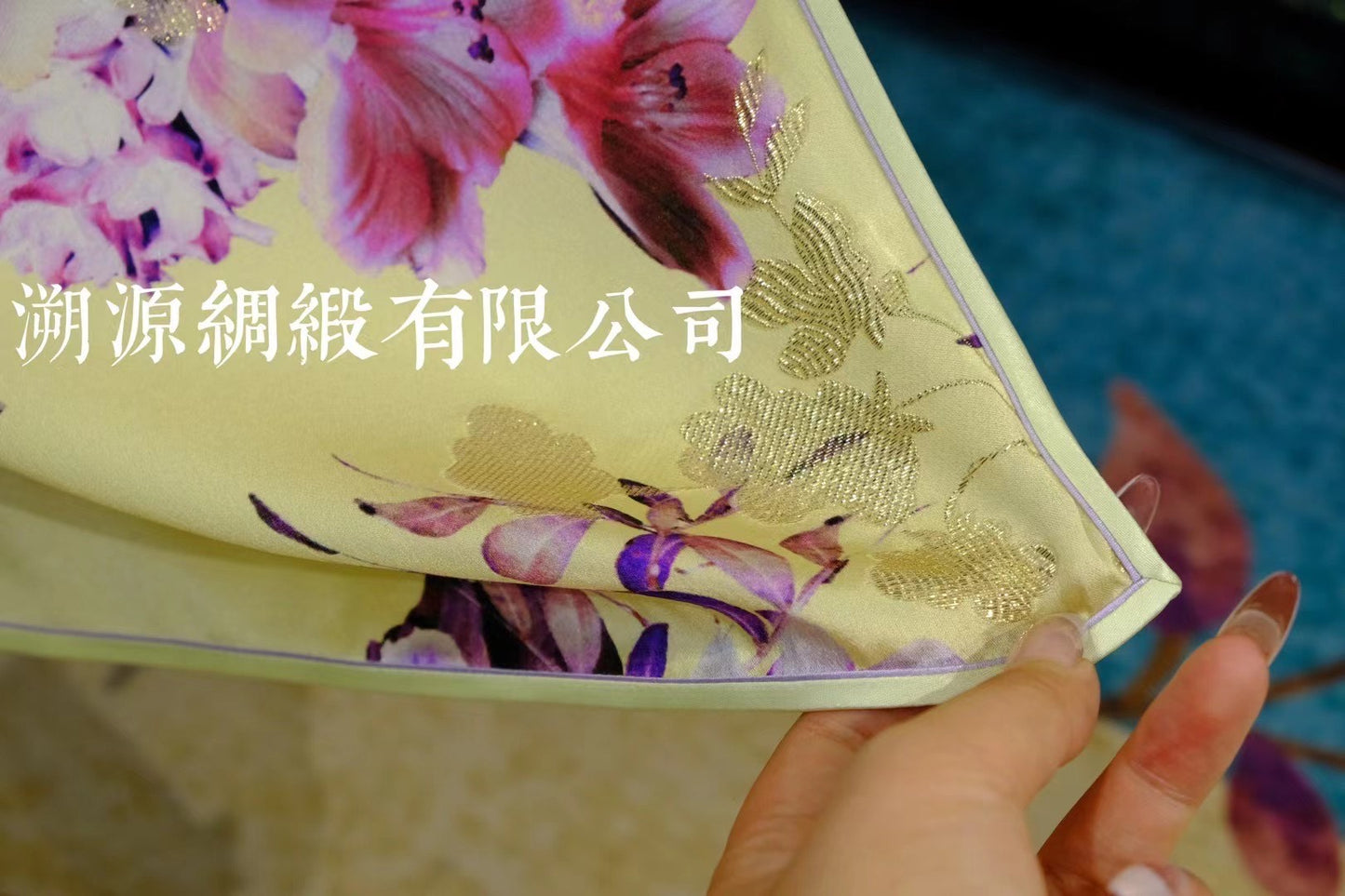 客定结缘 - Ruffo Coli 奢华真丝·春日紫藤金线印花·鹅黄玉色·典雅长款旗袍 | Customized Design - Ruffo Coli Luxury Silk, Spring Wisteria Gold Thread Print, Goose Yellow Jade Hue, Elegant Long Qipao