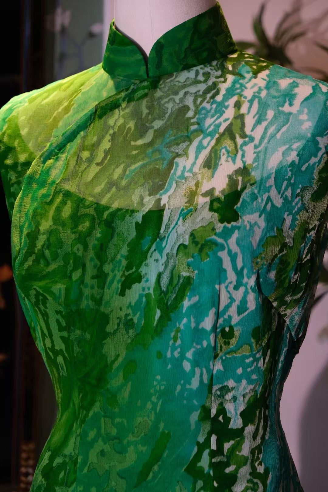客订结缘 -《流云锁烟 · 翠意凝香》—— 泼墨晕染，青绿交叠的抽象艺术无袖旗袍 | Customized Design - "Floating Clouds & Jade Intent" — Ink-Wash Blended, Aqua-Green Abstract Art Sleeveless Qipao