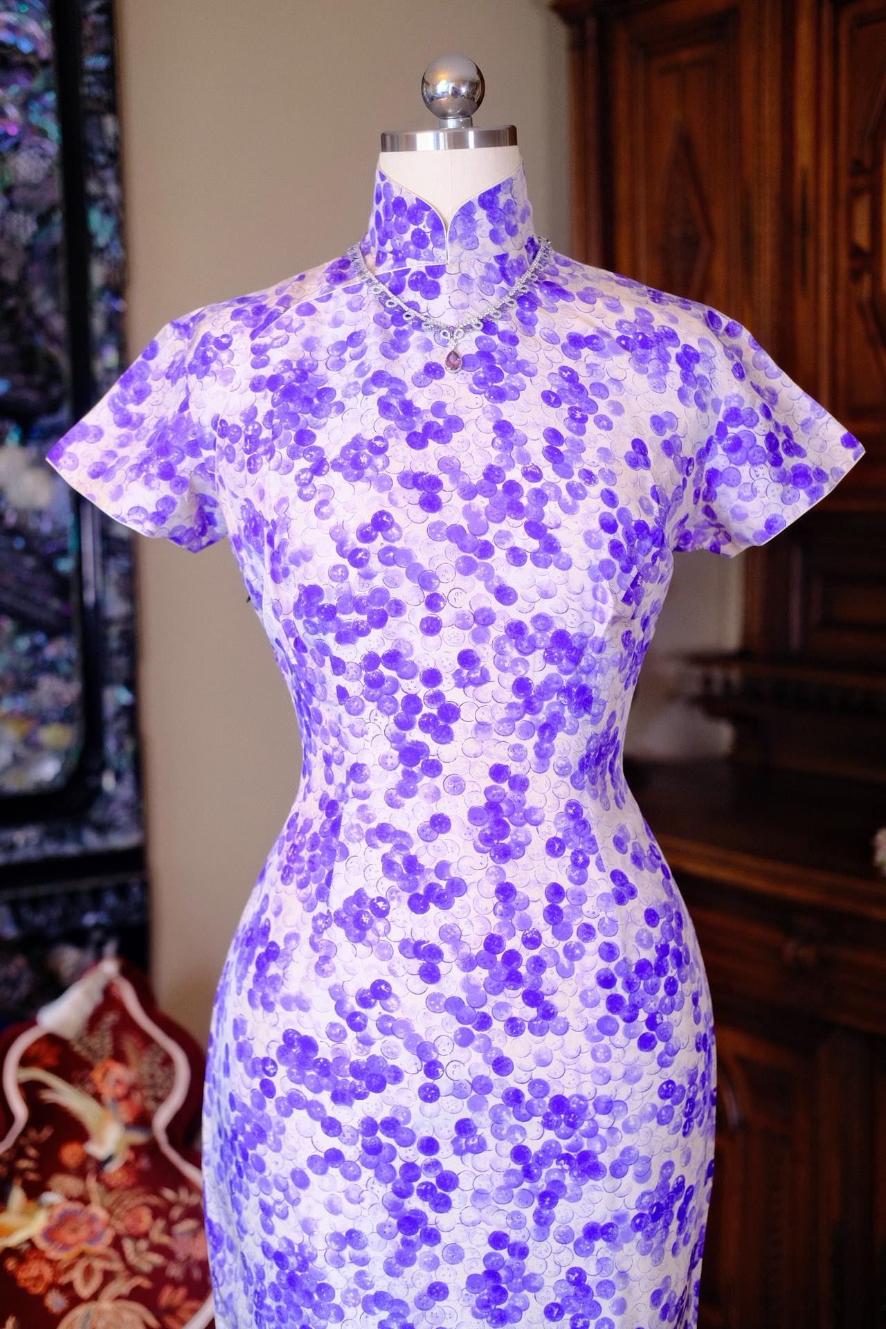 50年代 - 紫雾花影：真丝上的浪漫诗行 | 1950s - Purple Mist and Floral Shadows: A Romantic Poem Rendered on Fine Silk