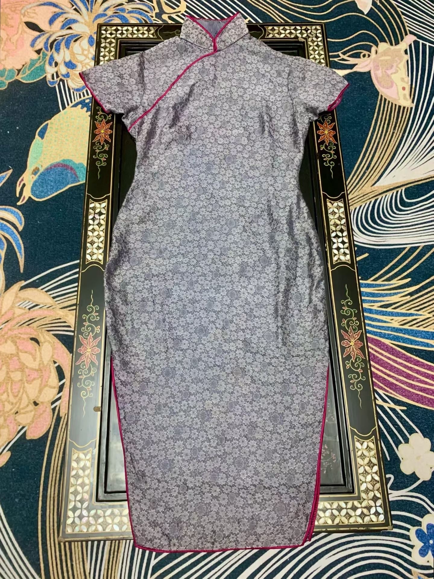 50年代 - 「冰裂瓷韵」：上世纪五十年代提花丝绸线香绲花瓶底古董大陆旗袍 / 1950s - "Porcelain Crackle": A 1950s Mainland China Vintage Qipao with Jacquard Silk, Incense-Thread Piping, and Vase Silhouette