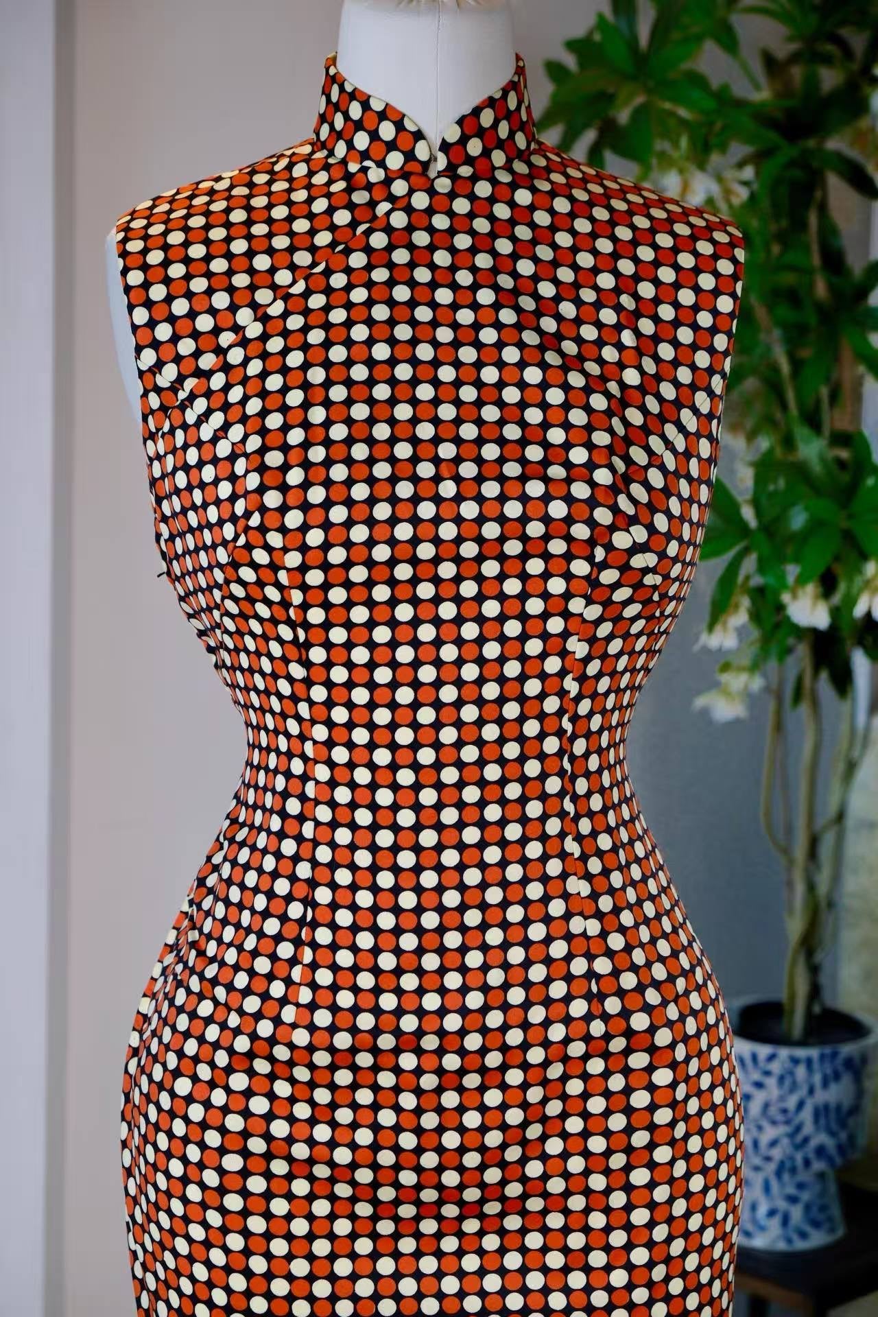 60年代 - 墨底三色波点旗袍：六十年代波普狂想曲 | 1960s - Ink-Black Polka Dot Qipao: A 1960s Pop Art Rhapsody