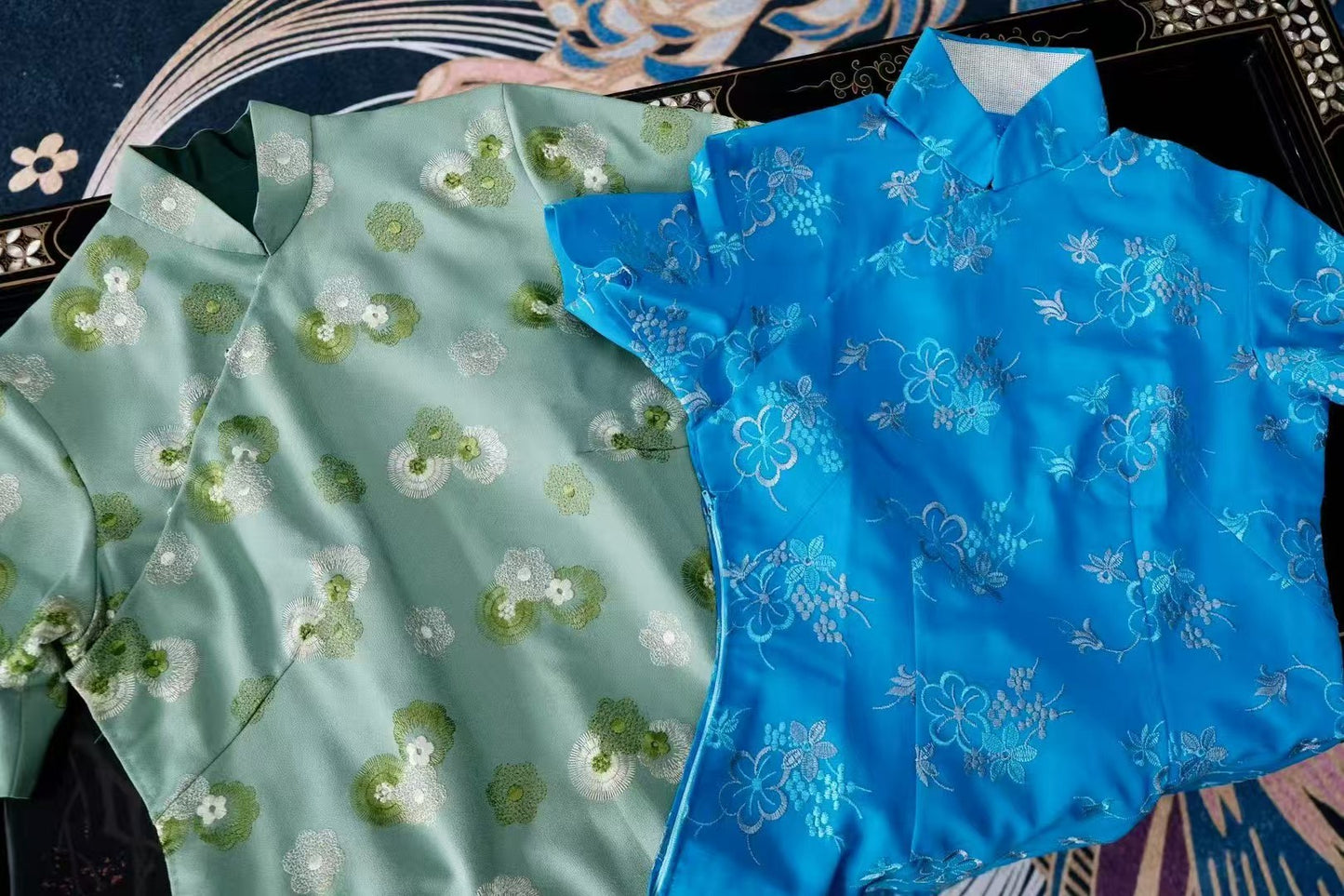 50年代 - 浅绿色刺绣旗袍 & 宝蓝色提花旗袍 / 1950s - Pale Green Embroidered Qipao & Royal Blue Jacquard Qipao
