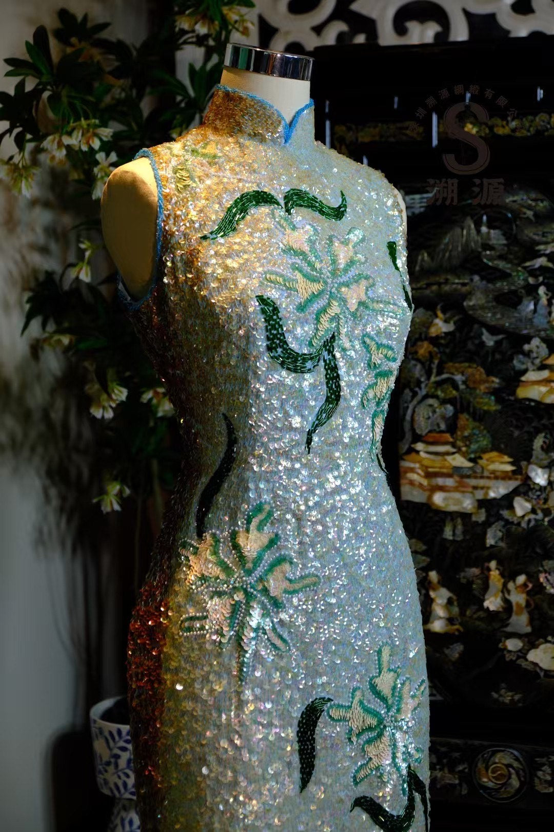 70年代 - 深海人鱼泪：虹光幻彩珠片重工刺绣晚装旗袍 | 1970s - "Mermaid's Tears": Iridescent Sequin and Heavy Beadwork Evening Cheongsam