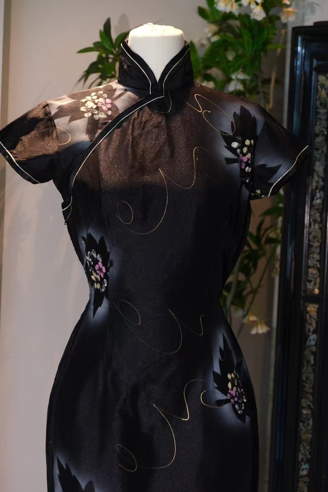 50年代- 🌌 繁星枫影 · 桃花坠露夜黑地细闪喷绘视觉系修身旗袍 | 1950s- 🌌 Starlight Maple Silhouette · Falling Peach Blossoms on Shimmering Black Qipao