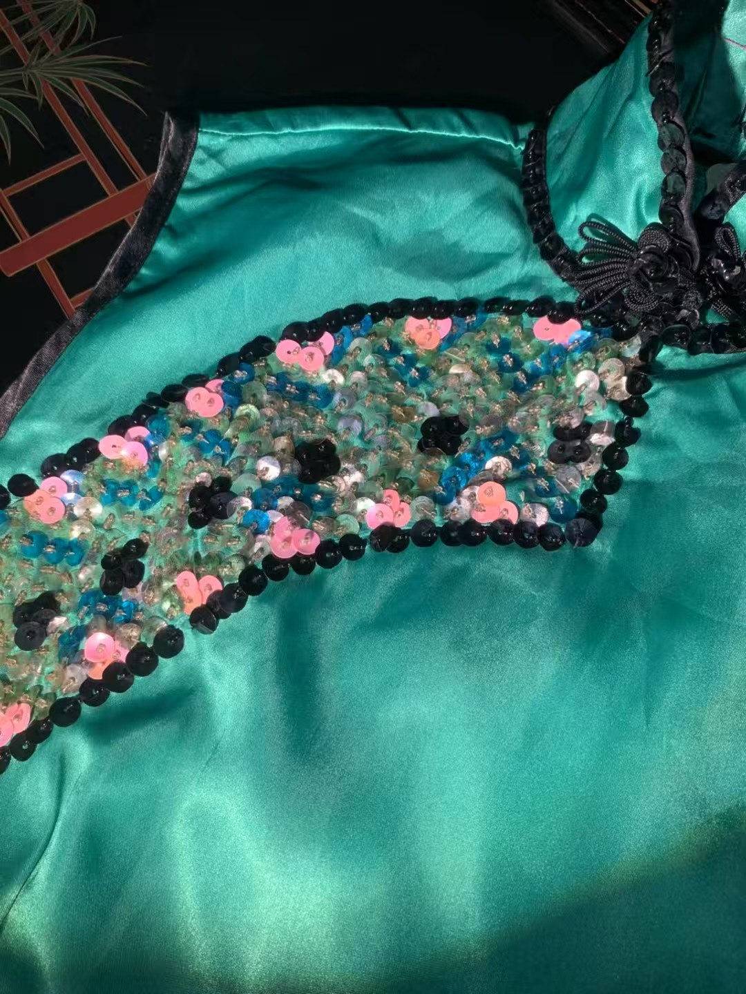 60年代 -【馆藏级】流光溢彩宝石绿 钉珠亮片绲边 曳地花瓶版型 贵雅旗袍礼服 | 1960s - "Museum-Quality" Glistening Jewel-Toned Emerald Green Qipao Gown with Beaded Sequin Embroidery, Piping Trim, and Floor-Length "Vase" Silhouette