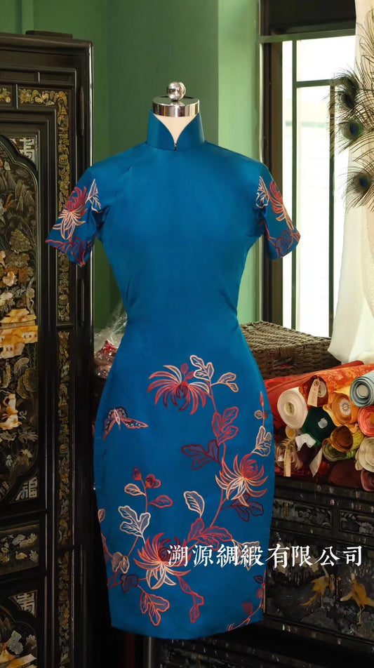50年代 -【天青蝶舞 • 宝蓝色清代京绣丝光绸缎撞色菊花刺绣短袖旗袍】|  1950s - Sky Blue Butterfly Dance • Royal Blue Qing Dynasty Beijing Embroidery Silk Satin Brocade Contrast Color Chrysanthemum Embroidered Short Sleeve Cheongsam