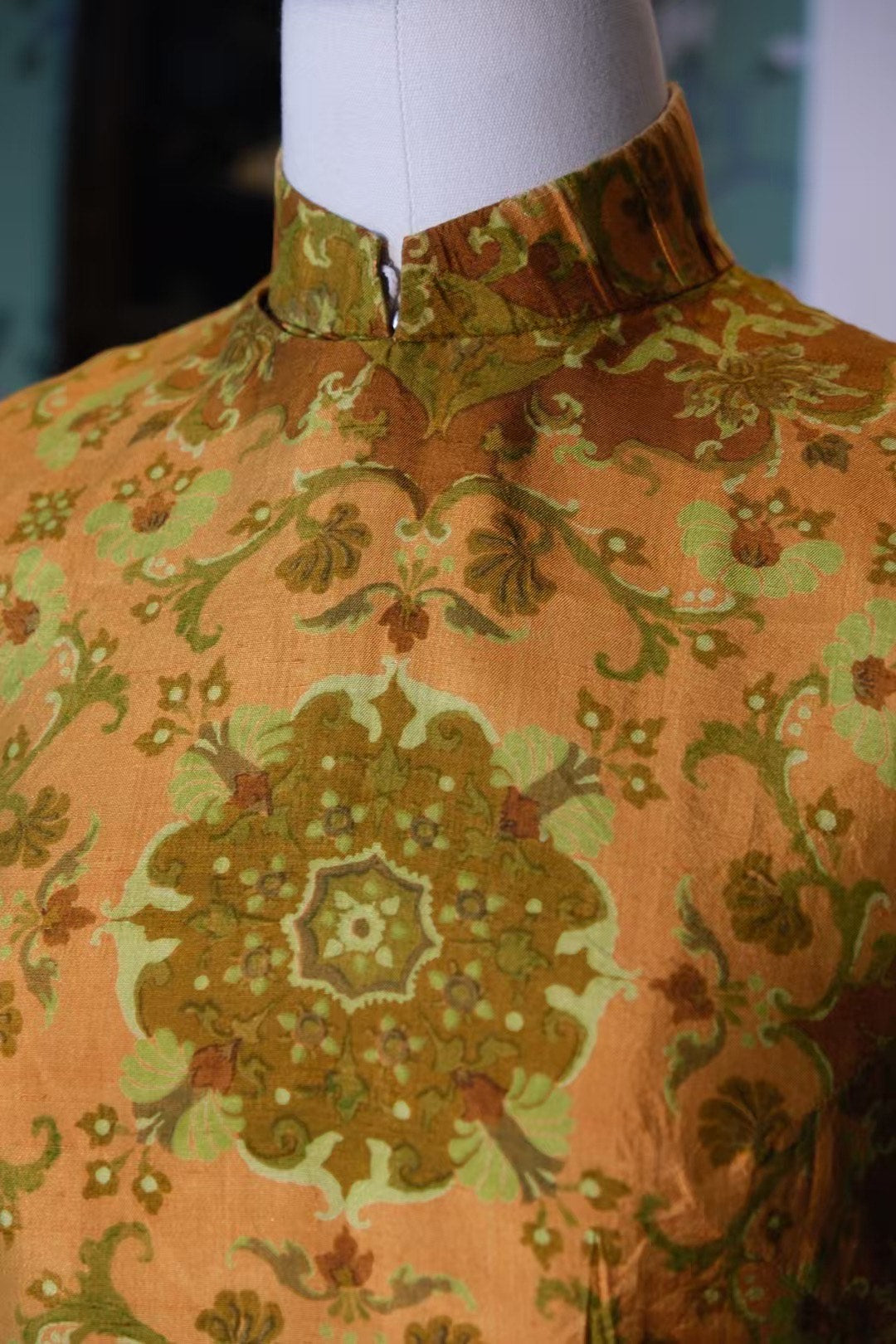 60年代 - 异域贵族情调：六十年代焦橙与橄榄绿提花古董旗袍礼服 | 1960s - Exotic Aristocratic Flair: 1960s Tangerine and Olive Green Brocade Antique Cheongsam Gown