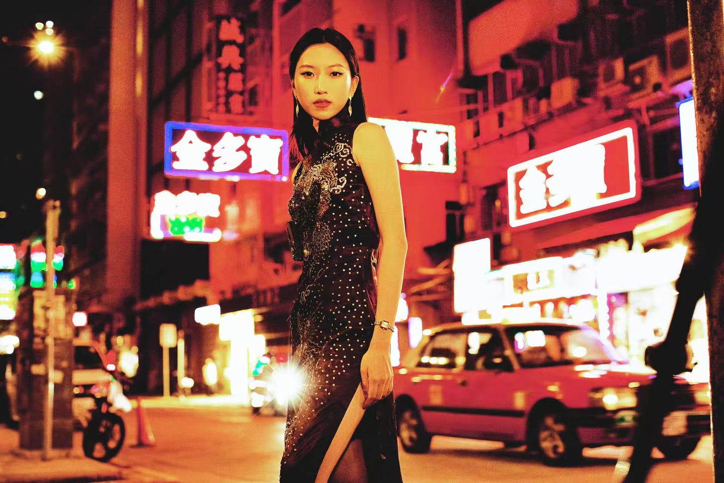 60年代 - 夜霓虹·黑缎银珠潮绣龙凤呈祥古董旗袍 | 1960s - Neon Night: Vintage Cheongsam in Black Satin with Silver Pearl Chao Embroidery of the Dragon & Phoenix